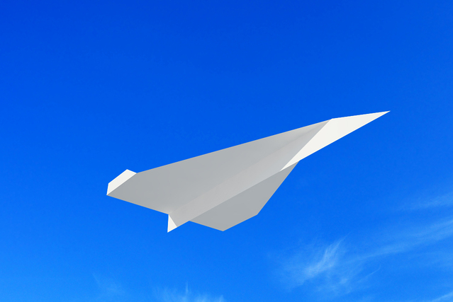 avião de papel voando no céu. Imagem de Freeimages.com